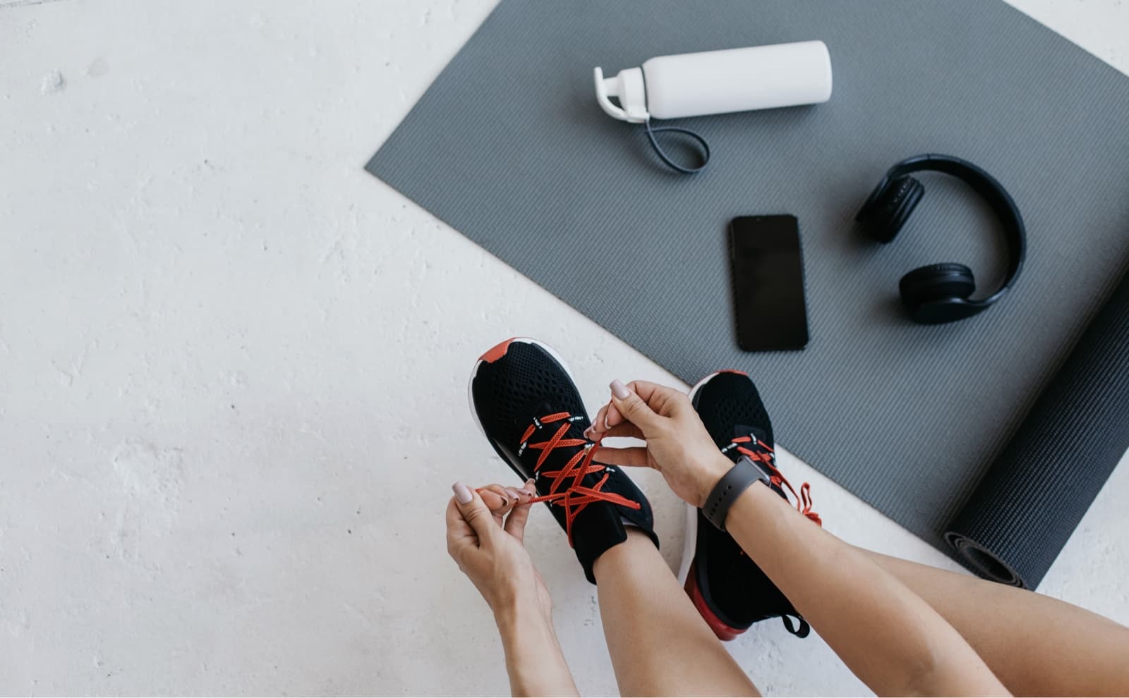 Athlete tying shoes, getting ready to start.